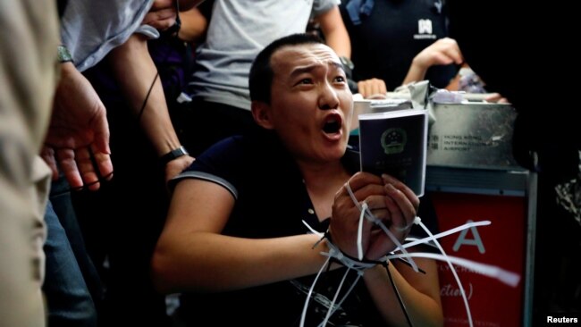 环球时报旗下记者付国豪2019年8月在香港机场遇袭。
airport, in Hong Kong, China, August 13, 2019. 