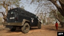 Un véhicule blindé de transport de troupes est stationné à l'intérieur du Government Science College, où des hommes armés ont enlevé des dizaines d'étudiants et de membres du personnel, à Kagara, dans l'État local du gouvernement local de Rafi, au Nigéria