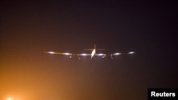 ເຮືອບິນ Solar Impulse 2 ບິນຄັ້ງທີ 4 ຈາກ ເມືອງ Varanasi ປະເທດ ອິນເດຍ ໄປຫາ ນະຄອນຫຼວງ Mandalay ປະເທດ ມຽນມາ ເຊິ່ງບັງຄັບໂດຍ ທ່ານ Bertrand Piccard ວັນທີ 18 ມີນາ 2015.