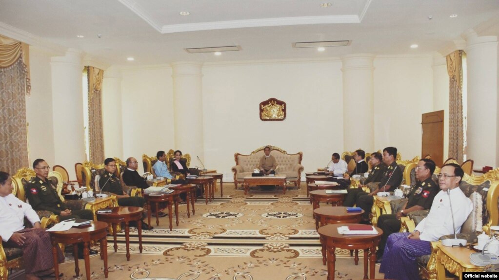 ရခုိင္ျပည္နယ္အေရး ျမန္မာထိပ္တန္း ေခါင္းေဆာင္ေတြ အေရးေပၚေဆြးေႏြးစဥ္။ (ဓာတ္ပံု-MOI)