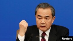 왕이 중국 외교부장이 8일 베이징에서 진행된 '양회' 기자회견 도중 주먹을 쥐어보이고 있다. 