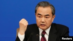 왕이 중국 외교부장이 지난 8일 베이징에서 열린 기자회견에서 북한의 탄도미사일 발사에 대한 중국 정부의 입장을 묻는 질문에 답하고 있다.