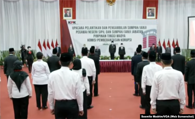 Pelantikan pegawai KPK menjadi aparatur sipil negara (ASN) di Jakarta, Selasa, 1 Juni 2021. (Foto: tangkapan layar/Sasmito Madrim/VOA)