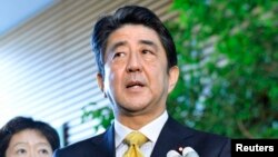 17일 일본 아베 신조 총리가 내각 회의를 마친 뒤 기자들의 질문에 답하고 있다.