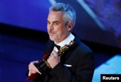 Alfonso Cuarón acepta el Oscar a Mejor Película de Lengua Extranjera por "Roma" el domingo, 24 de febrero de 2019.