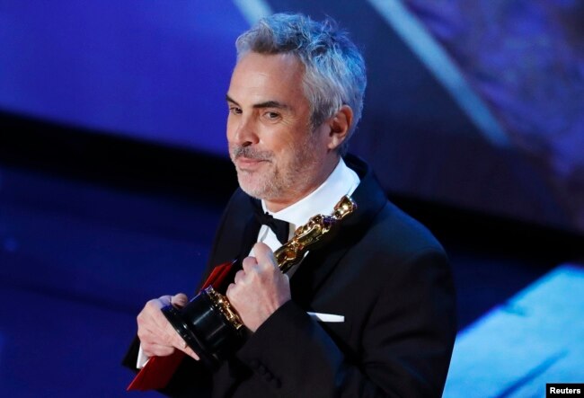 Alfonso Cuarón acepta el Oscar a Mejor Película de Lengua Extranjera por "Roma" el domingo, 24 de febrero de 2019.