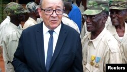 Le ministre de la défense Jean-Yves Le Drian sur la base militaire française Sangaris Mpoko à Bangui, Centrafrique, le 31 octobre 2016.