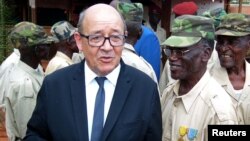 Le ministre de la défense Jean-Yves Le Drian sur la base militaire française Sangaris Mpoko à Bangui, Centrafrique, le 31 octobre 2016.