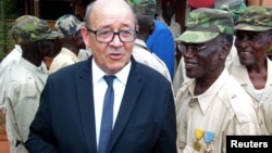 Le ministre de la défense Jean-Yves Le Drian sur la base militaire française Sangaris Mpoko à Bangui, Centrafrique, le 31 octobre 2016.