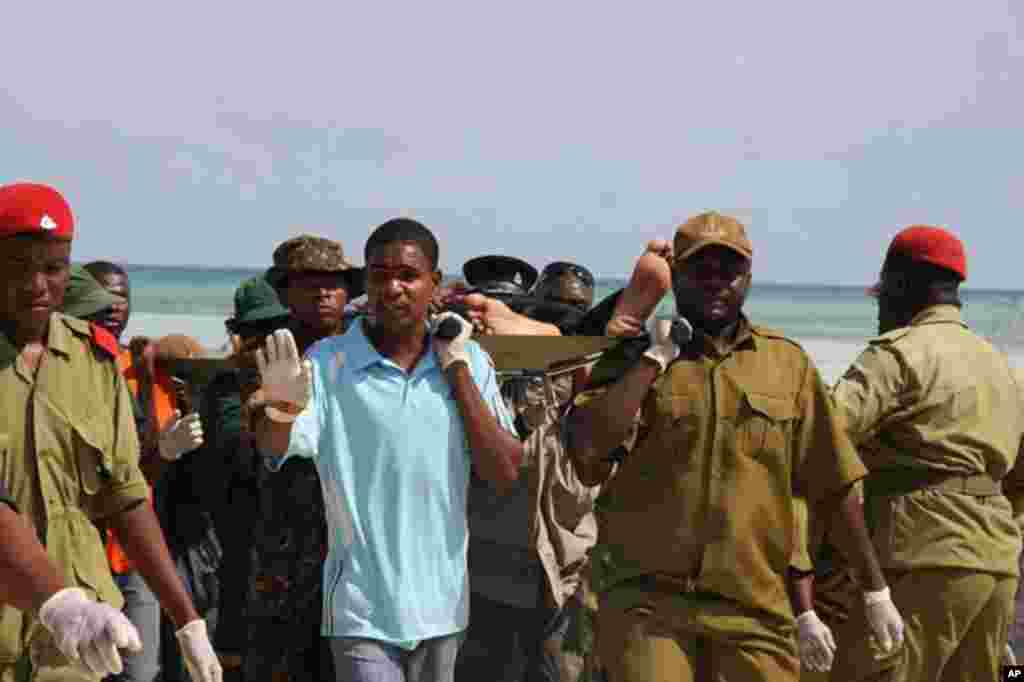 Wanajeshi wakiwasaidia walonusurika kutokana na ajali ya meli ya LCT Spice Islanders, Zanzibar