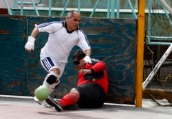 Pria tunanetra berebut bola dalam pertandingan liga sepak bola tunanetra Ignacio Trigueres di pusat olahraga Francisco Mina, Mexico City, 24 Februari 2013. (Reuters)