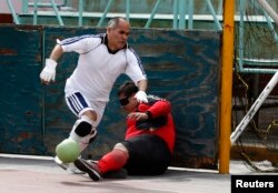 Pria tunanetra berebut bola dalam pertandingan liga sepak bola tunanetra Ignacio Trigueres di pusat olahraga Francisco Mina, Mexico City, 24 Februari 2013. (Reuters)