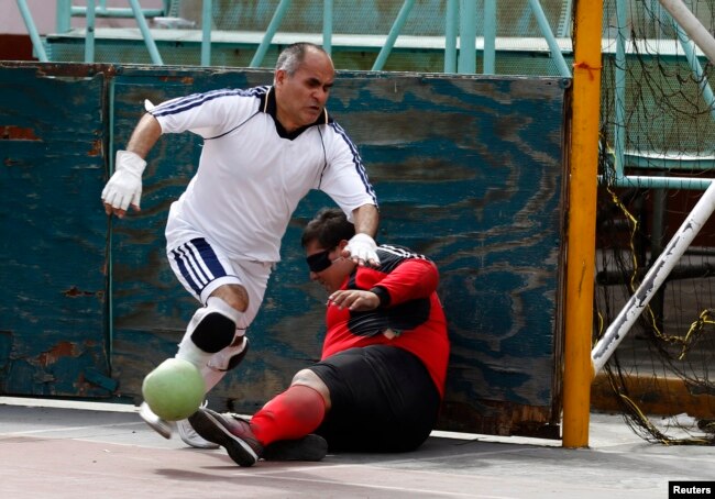 Pria tunanetra berebut bola dalam pertandingan liga sepak bola tunanetra Ignacio Trigueres di pusat olahraga Francisco Mina, Mexico City, 24 Februari 2013. (Reuters)