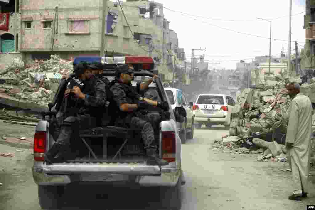 Sebuah konvoi yang membawa Sekjen PBB Ban Ki-moon melewati kawasan di kota Gaza, Palestina. 