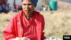 Community members serve food to all the people who’ve gathered to be tested for HIV at Bulungula (D. Taylor/VOA)