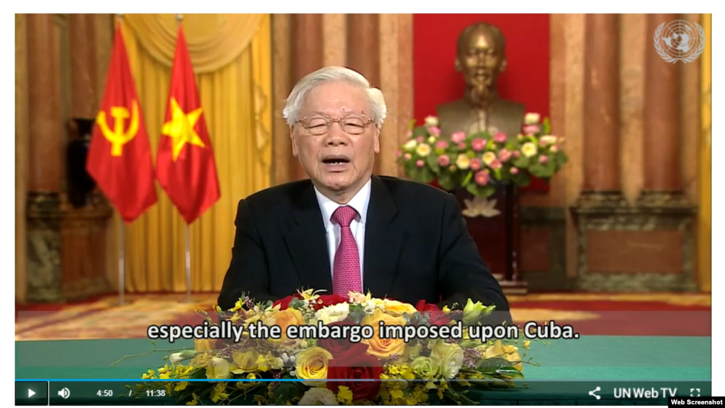 Ông Trí bảo rằng ông… cảm động vô cùng với Tổng Bí thư, Chủ tịch Nhà nước có mái đầu bạc trắng hiên ngang, với gánh sơn hà nặng trĩu hai vai, là trung tâm đoàn kết, khơi nguồn tự hào dân tộc… 