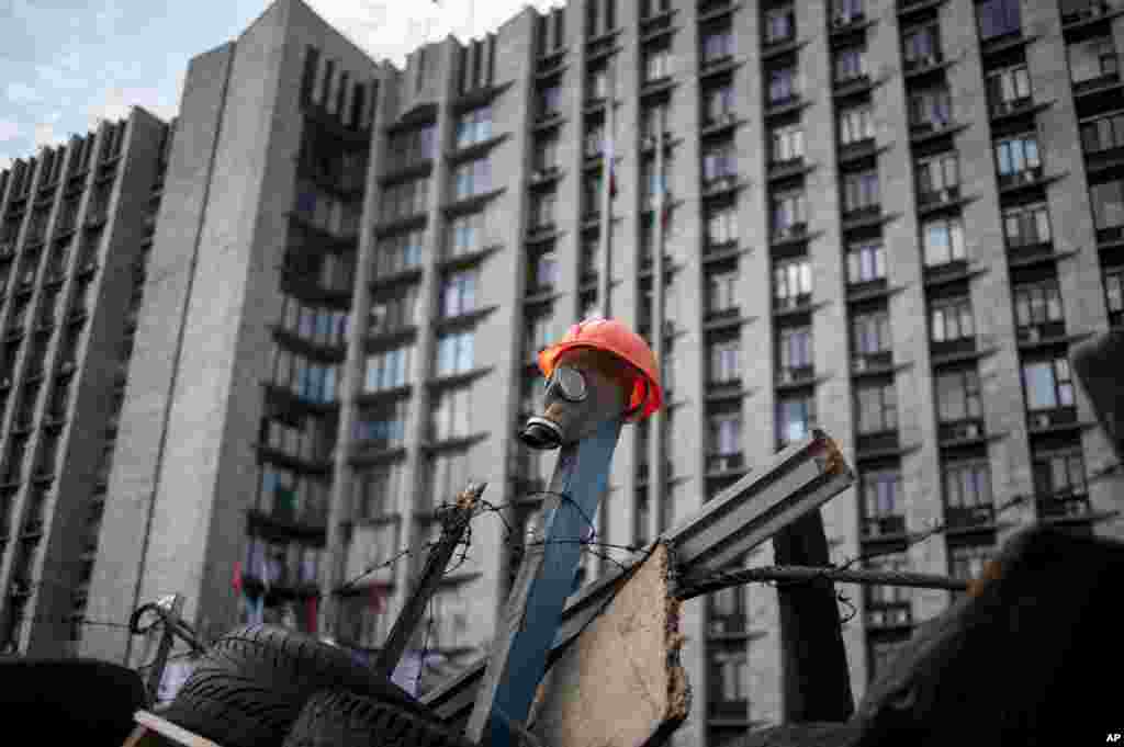 A gas mask with a helmet is placed on a barricade at the regional administration building in the eastern Ukrainian city of Donetsk, May 15, 2014.