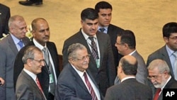 Iraq's President Jalal Talabani (C) shakes hands with a lawmaker during a parliament session in Baghdad, 11 Nov 2010