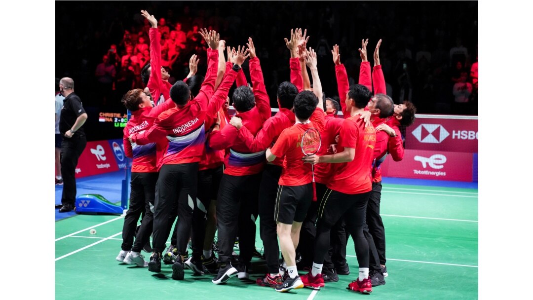 Atlet-atlet badminton nasional melakukan selebrasi usai menjuarai Piala Thomas & Uber. (Foto: Claus Fisker/Ritzau Scanpix via REUTERS)