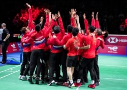 Atlet-atlet badminton nasional melakukan selebrasi usai menjuarai Piala Thomas & Uber. (Foto: Claus Fisker/Ritzau Scanpix via REUTERS)