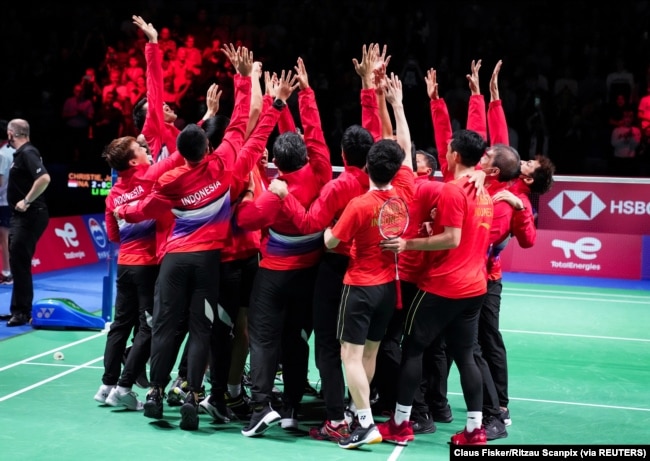 Atlet-atlet badminton nasional melakukan selebrasi usai menjuarai Piala Thomas & Uber. (Foto: Claus Fisker/Ritzau Scanpix via REUTERS)