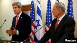 AQSh davlat kotibi Jon Kerri (chapda) va Isroil bosh vaziri Benyamin Netanyaxu matbuot anjumani paytida, Quddus, 5-dekabr, 2013-yil
