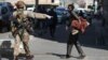 Un membre des Forces de défense nationale sud-africaines demande à un sans-abri de déguerpir, à Johannesburg, Afrique du Sud, le 27 mars 2020. (Photo: REUTERS/Siphiwe Sibeko)