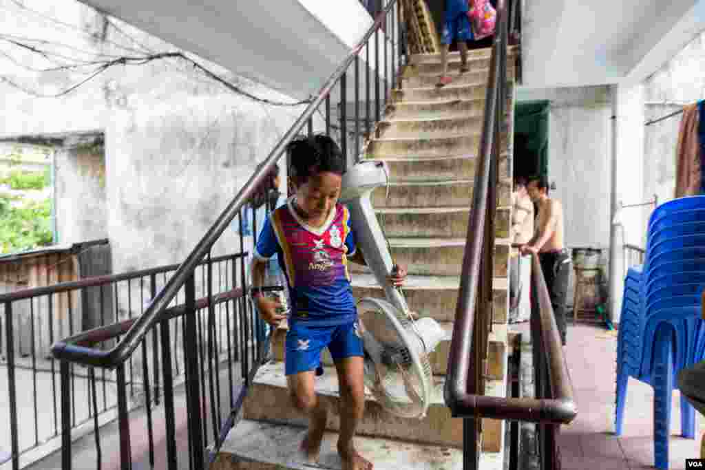 Residents of Phnom Penh's White Building move out June 6, 2017 after negotiations finished. The White Building is authorized to a Japanese development project for redevelopment. (Khan Sokummono/VOA Khmer)