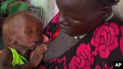 Un enfant souffrant de malnutrition et sa mère dans un hopital de Médecins sans frontières, à Leer, au Soudan du Sud, le 13 mai 2014.