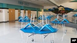 The pandemic has forced students at Piñon High School to attend school virtually, leaving vacant the once-bustling cafeteria, shown in Pinon, Ariz., on Sept. 24, 2020. (Megan Marples/Cronkite News via AP)