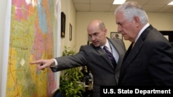 Một nhân viên ngoại giao Mỹ ở Hà Nội đã chỉ tay vào một điểm đánh dấu gần Công viên Cầu Giấy trên bản đồ của Quận Cầu Giấy, trong khi ngoại trưởng Mỹ chăm chú lắng nghe, hôm 11/11.