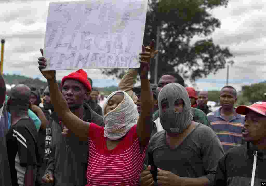 تظاهرات در پایتخت آفریقا جنوبی، علیه مهاجران. این معترضان ادعا می کنند که مهاجران شغل های آنها را می گیرند.