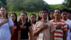 Cư dân Philippines sống trên đảo Thị Tứ (Pagasa), hát quốc ca. Ảnh chụp ngày 21/4/2017. REUTERS/Erik De Castro 