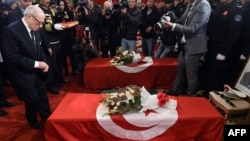 Le président tunisien Beji Caid Essebsi decore les membres de la garde présidentielle, morts dans une attaque à la bombe, à Tunis, le 25 novembre 2015. 