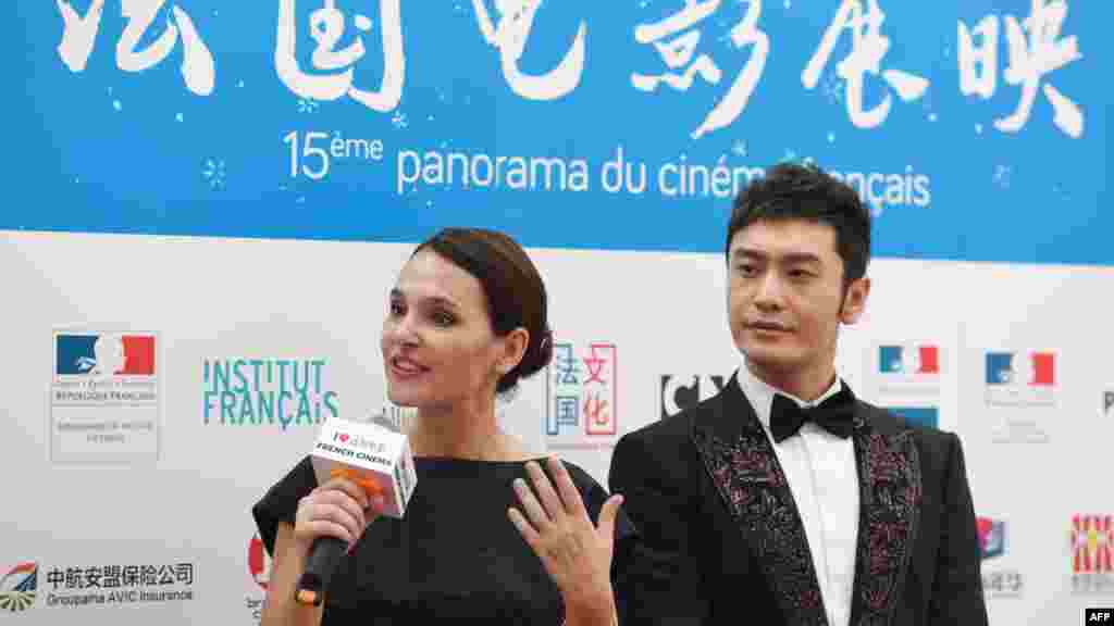 2018年6月26日，在北京举行的法国电影节新闻发布会上，法国女演员Virginie Ledoyen演讲，中国演员黄晓明在旁边。