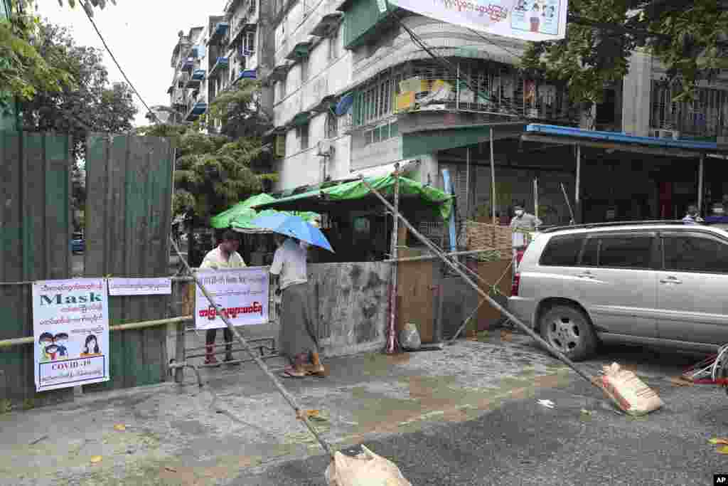 ကိုရိုနာဗိုင်းရပ်စ် ကူးစက်ပျံ့နှံ့မှု တိုးနေတဲ့ ရန်ကုန်မြို့မှာ အသွားအလာ ကန့်သတ်ပိတ်ဆို့ထားတဲ့ လမ်းတခု။ (စက်တင်ဘာ ၁၁၊ ၂၀၂၀)