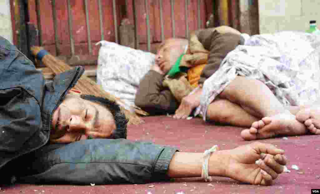 Thousands of people have been displaced from their unsafe or destroyed homes and must take refuge in public places, such as the market area of Makhan Tole shown here, Kathmandu, April 27, 2015. (Bikas Rauniar/VOA)