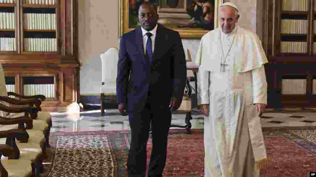 Le pape François et le président du Congo Joseph Kabila, lors d&#39;une audience privée, au Vatican, le 26 septembre 2016.