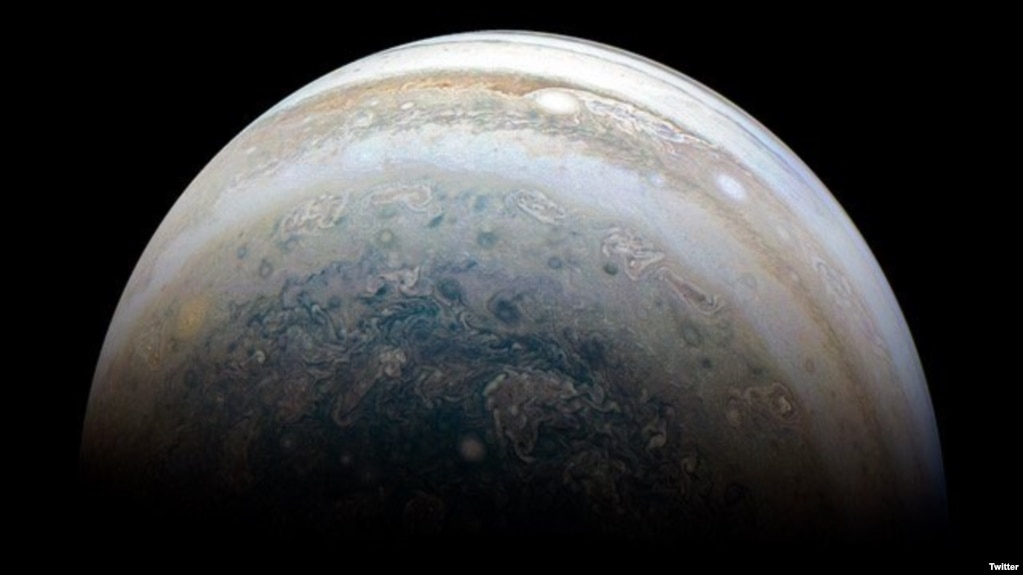 Esta imagen del hemisferio sur de JÃºpiter fue capturada por la nave espacial Juno de la NASA en el tramo de salida de un cercano sobrevuelo del gigante planeta gaseoso.