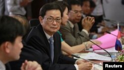 Chairman of Cambodia's border committee Var Kim Hong (C) attends a meeting on border demarcation between Cambodia and Vietnam at the Council Ministers in Phnom Penh, Cambodia, August 29, 2016.