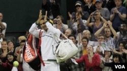 El suizo Roger Federer, el máximo ganador de torneos de Grand Slam en la historia, y número 3 dell mundo, se despidió del US Open, donde ha sido cinco veces campeón, tras caer en la semifinal ante Djokovic.