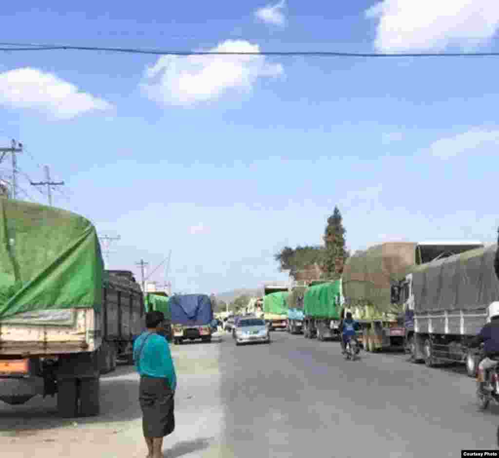 မူဆယ်-မန္တလေးလမ်း ဆိုးရွားစွာ ပိတ်ဆို့နေပုံ (သတင်းဓါတ်ပုံ- အလွတ်သတင်းထောက် ကိုဇော်မိုးထက်)