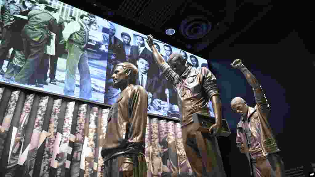 Une statue des Noirs médaillés aux jeux Olympiques de 1968, au Musée national d&#39;histoire et de la culture afro-américaine à Washington DC, 14 septembre 2016. &nbsp;