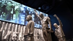 Statua sportista koji su na Olimpijskim igrama 1968. podigli pesnice u znak pozdrava i podrške "crnačkoj moći" u Nacionalnom muzeju afroameričke istorije i kulture u Vašingtonu.