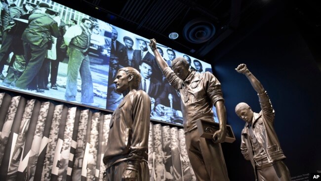 Statua sportista koji su na Olimpijskim igrama 1968. podigli pesnice u znak pozdrava i podrške "crnačkoj moći" u Nacionalnom muzeju afroameričke istorije i kulture u Vašingtonu.