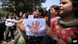 Индийские женщины протестуют против неадекватных действий полиции при расследовании сексуальных преступлений против женщин и девочек. Город Джамму. Индия. 22 апреля 2013 г. 
