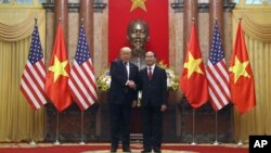 川普与越南国家主席陈大光在河内越南主席府内合影。（2017年11月12日） 