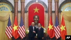 El presidente Donald Trump y el presidente vietnamita Tran Dai Quang, el 12 de noviembre de 2017, en Hanoi, Vietnam, en el marco del viaje de Trump por Asia.