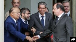 Tổng thống Pháp Francois Hollande bắt tay người đứng đầu cộng đồng người Hồi giáo của Pháp Dalil Boubakeur, trái, sau cuộc họp với các lãnh đạo tôn giáo tại Điện Elysée ở Paris, 27/7/2016.