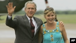George W. Bush feliz con la noticia de su primer nieto.